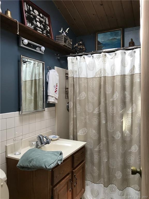 10 Channel Ave Norwalk CT for Sale Full Bathroom