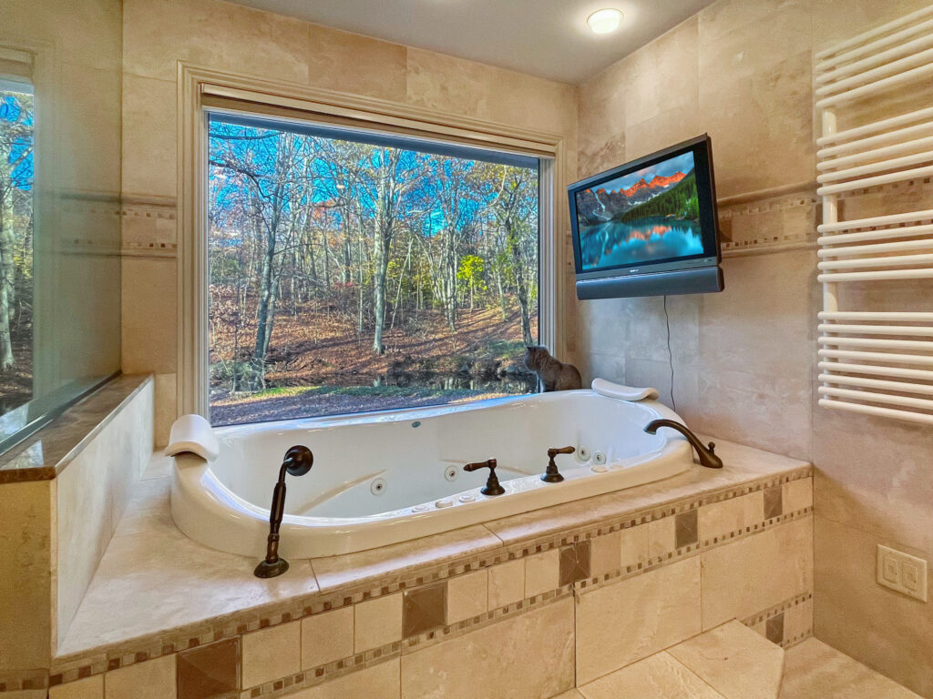 1 Meeting Grove Lane, Norwalk, CT 2nd Floor Bedroom Suite Full Bathroom Jacuzzi Tub & Picture Window
