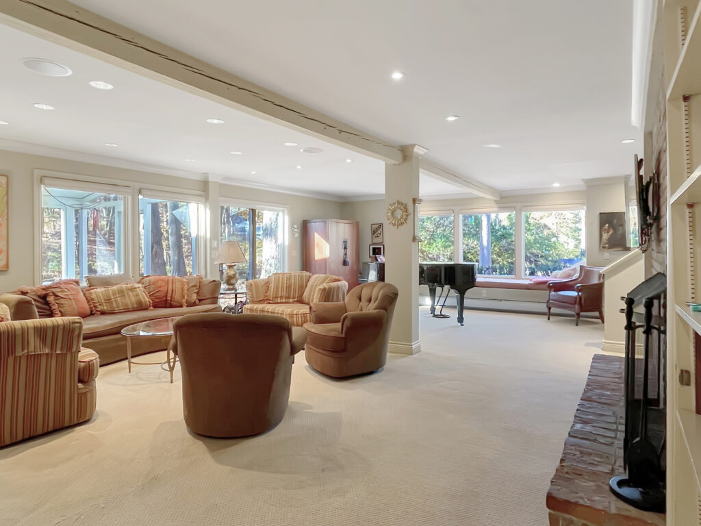 1 Meeting Grove Lane, Norwalk, CT Living Area & Entertainment Room view 3